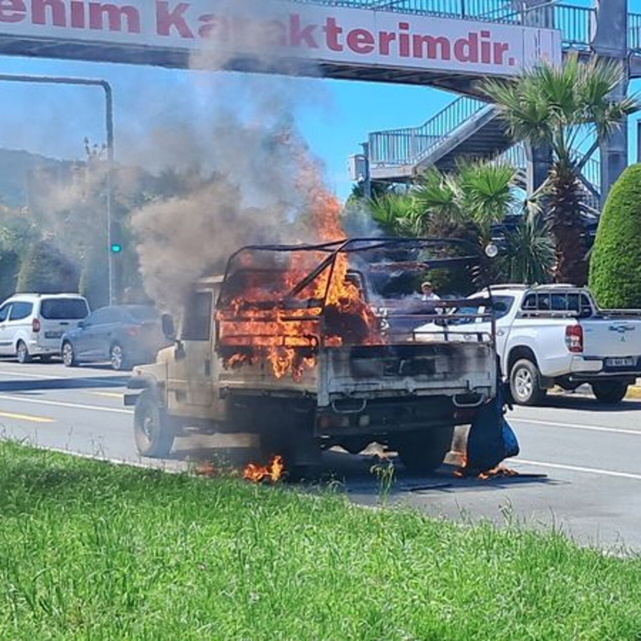 Seyir halindeki kamyonet alev aldı