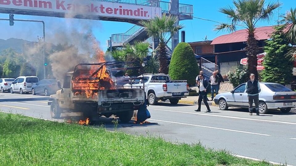 Seyir halindeki kamyonet alev aldı