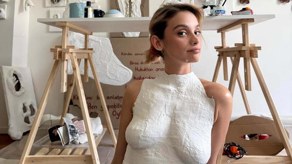 Göğüslerinin alçısını çıkarttı