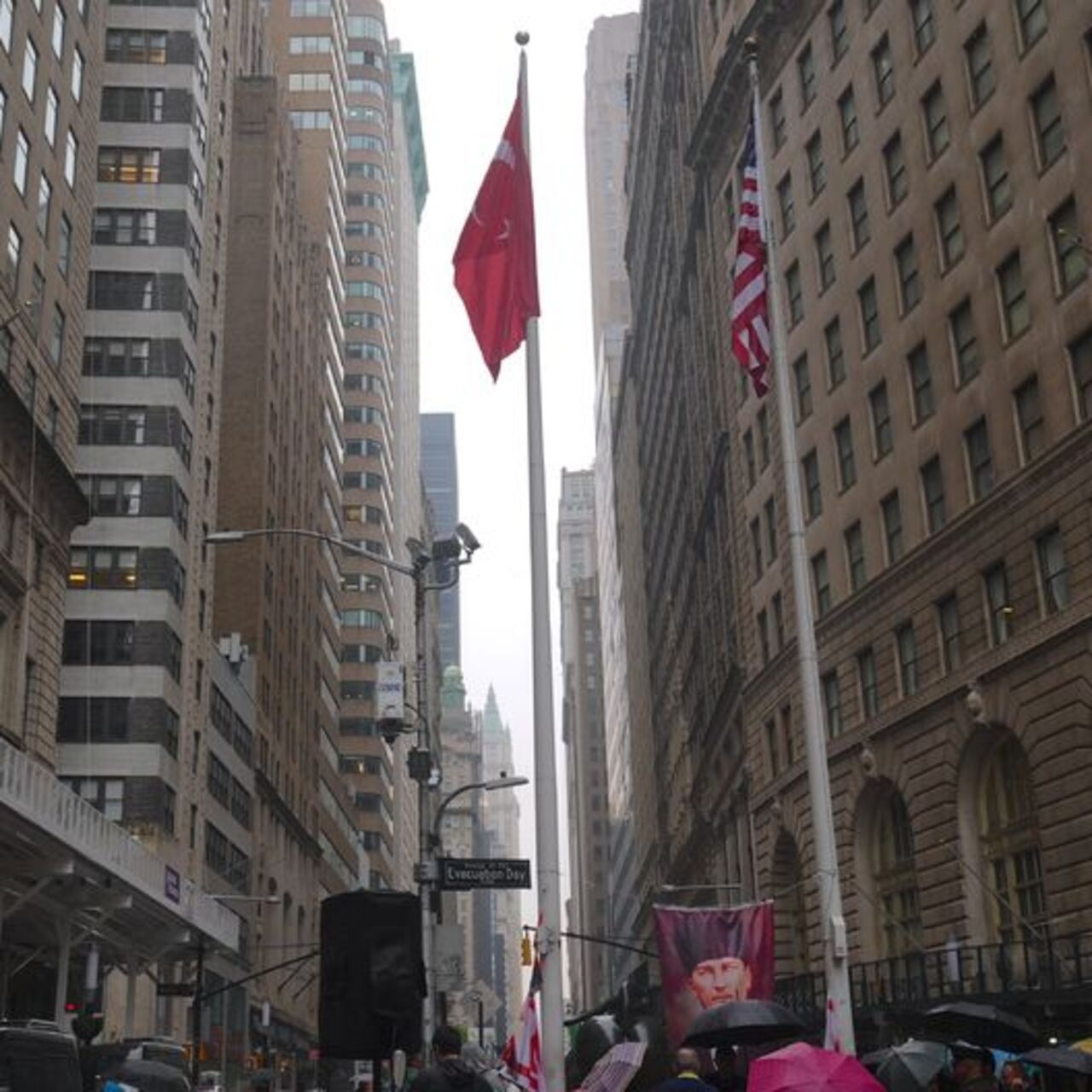 New York'ta Türk bayrağı göndere çekildi