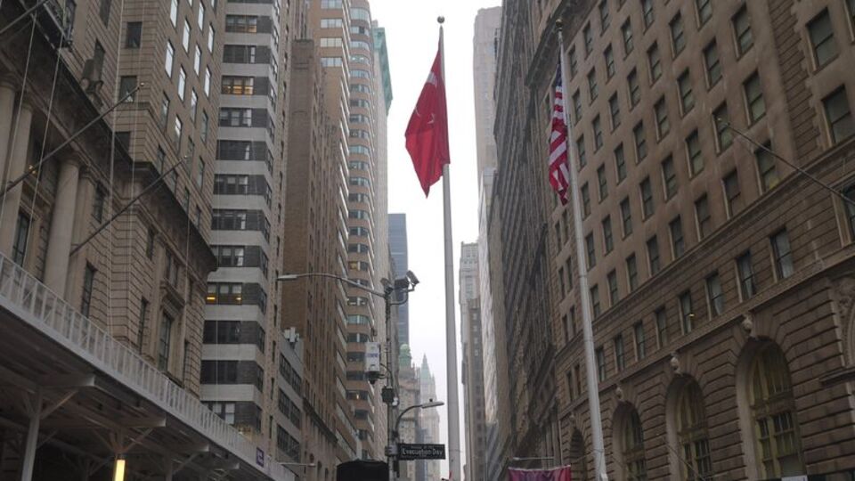 New York'ta Türk bayrağı göndere çekildi