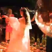 Disko topu gelinin üstüne düştü!