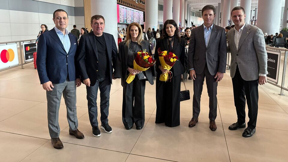 Hagi ile Popescu çiçeklerle karşılandı