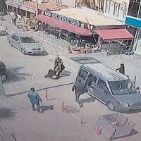 4 zorba kadını araca bindirmek istedi! Kahraman vatandaş!