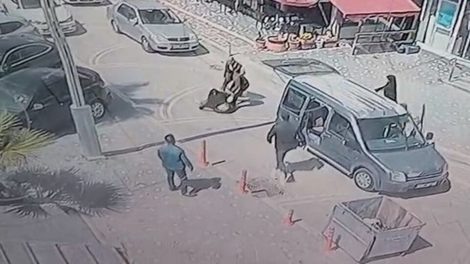 4 zorba kadını araca bindirmek istedi! Kahraman vatandaş!