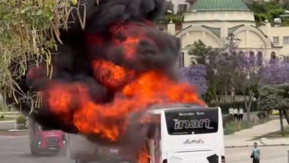 Alev aldı, yolcular son anda kurtuldu