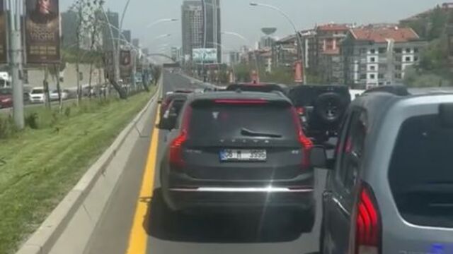 Düğün konvoyu ambulansa yol vermedi