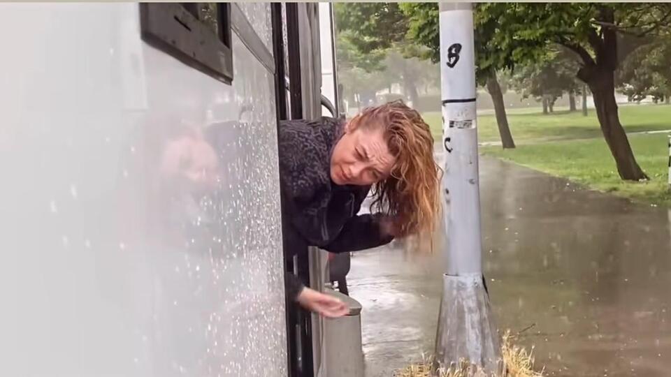 Saçlarını yağmur suyuyla yıkadı