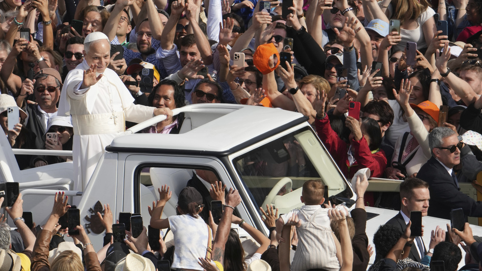 Papa aracıyla halkı selamladı