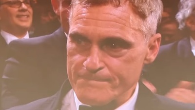 Gözyaşlarını tutamadı