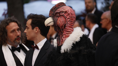 Kırmızı halıya 'kuş' kondu