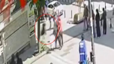 Yolda yürürken kafasına taş yağdı!