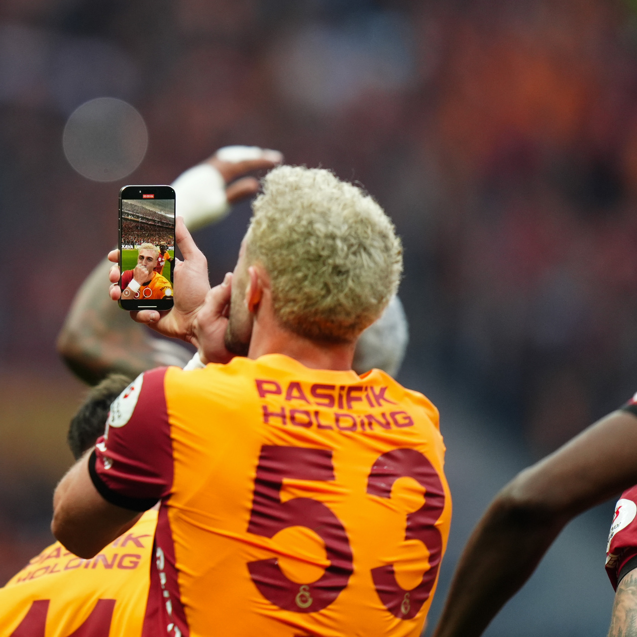 Barış Alper'den selfie ve sarı kart!