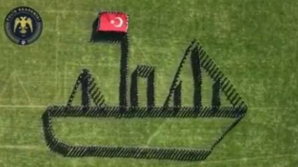 Polis okulu öğrencilerinden 19 Mayıs'a özel koreografi