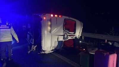 Soma'da minibüs devrildi: 1 ölü, 13 yaralı