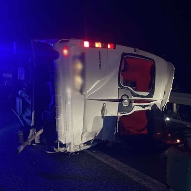 Soma'da minibüs devrildi: 1 ölü, 13 yaralı