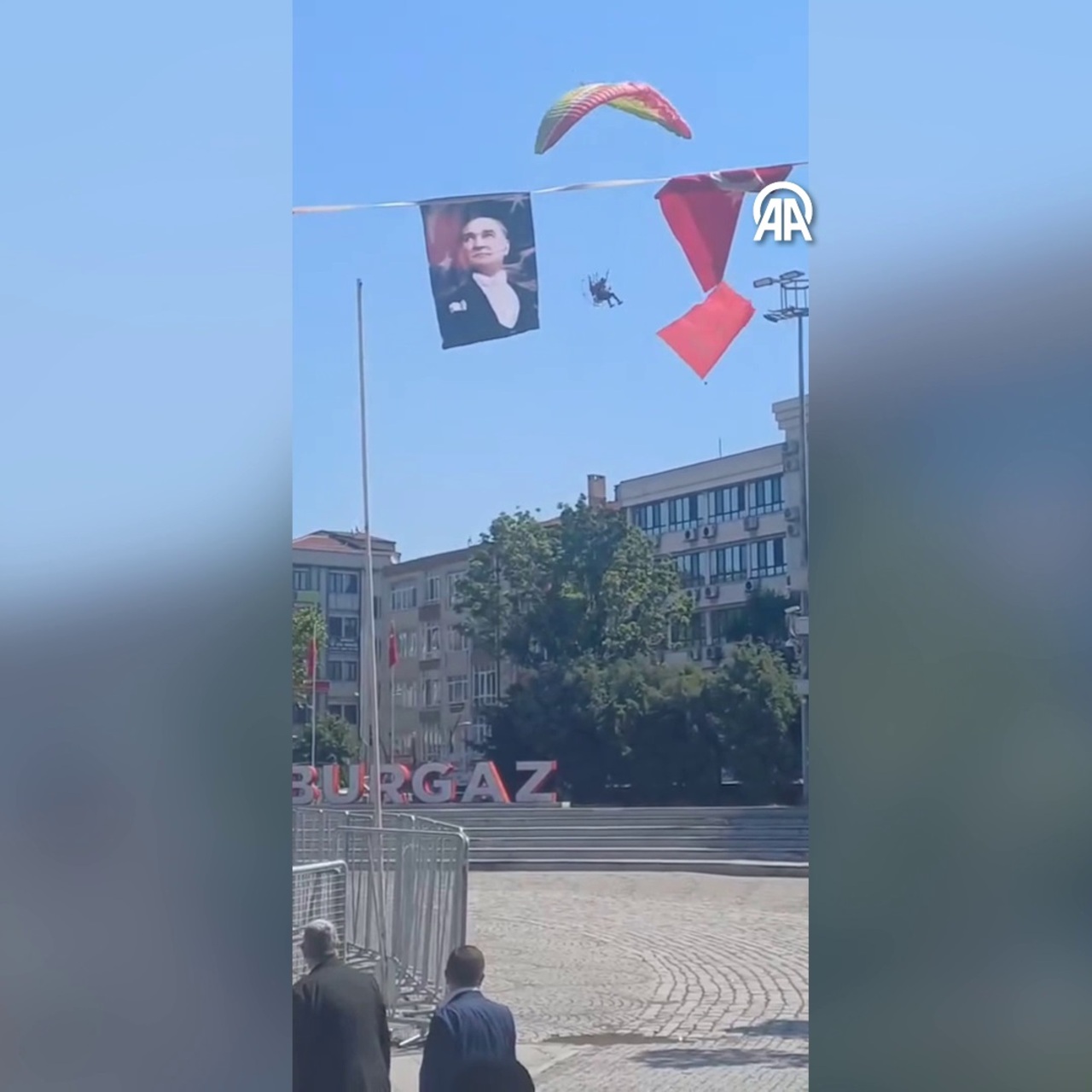 Paramotor kamyonetin üzerine düştü!