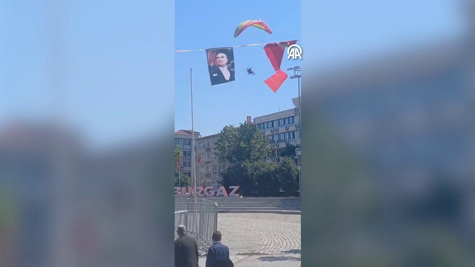 Paramotor kamyonetin üzerine düştü!