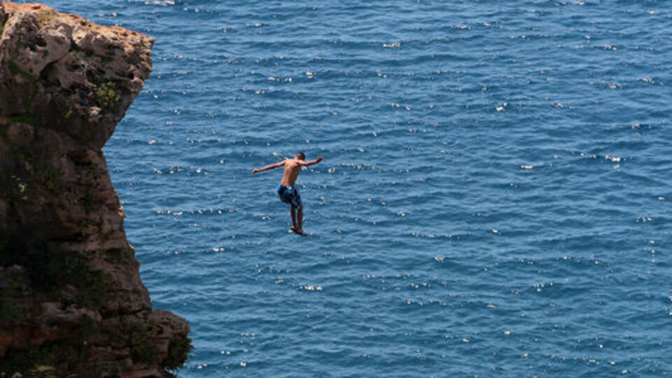 Falezlerden ölümüne atlayış!