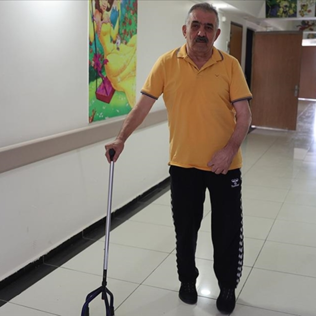 Felçli hasta sedyeyle geldiği hastaneden yürüyerek çıktı