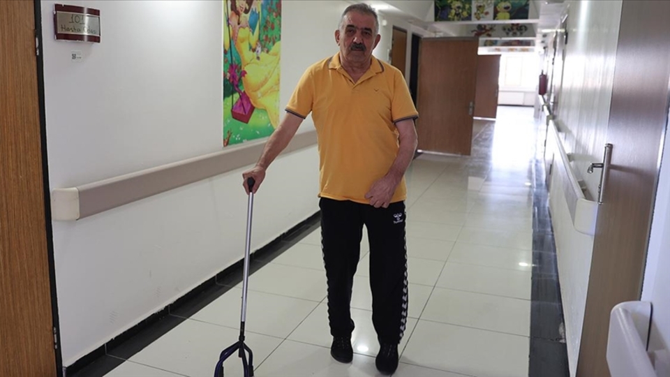 Felçli hasta sedyeyle geldiği hastaneden yürüyerek çıktı