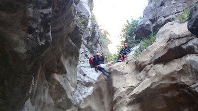 Üniversiteli, kanyonda suya düştü!