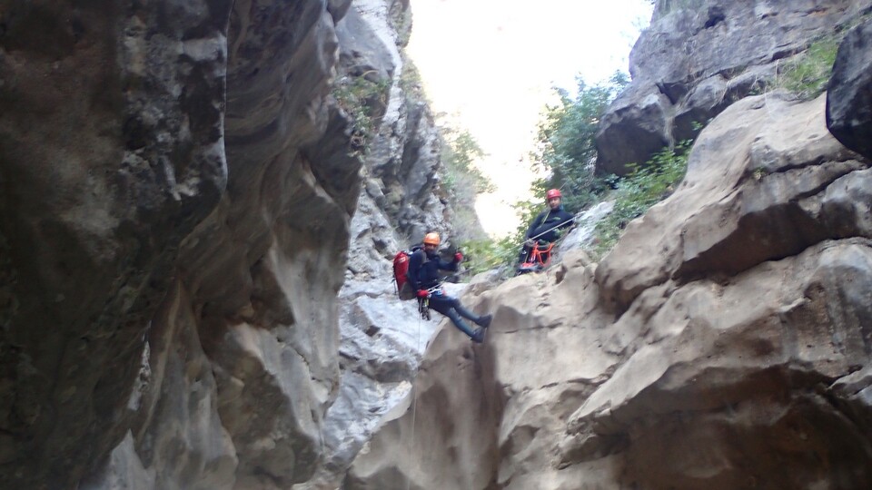 Üniversiteli, kanyonda suya düştü!