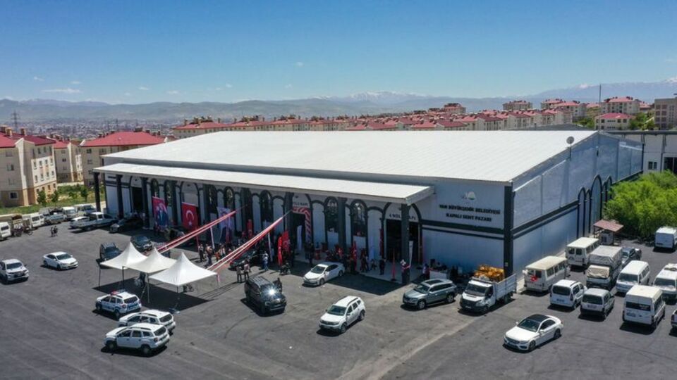 Van'da kapalı semt pazarı hizmete açıldı