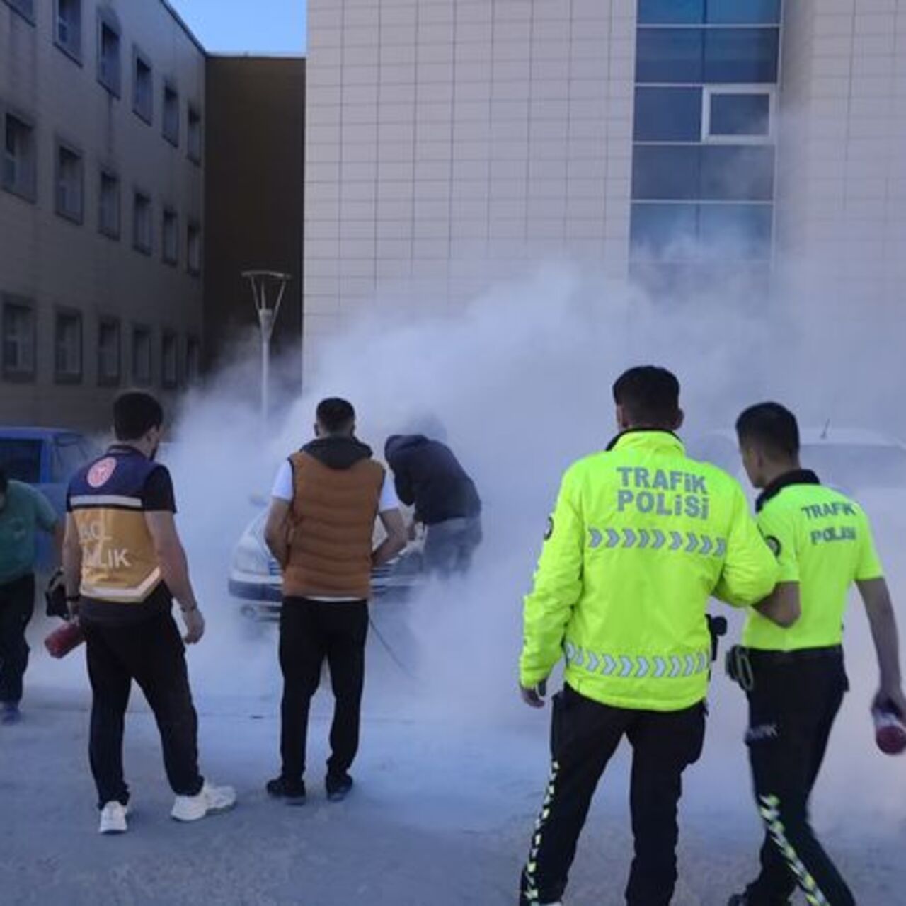 Hastane otoparkında araç yangını