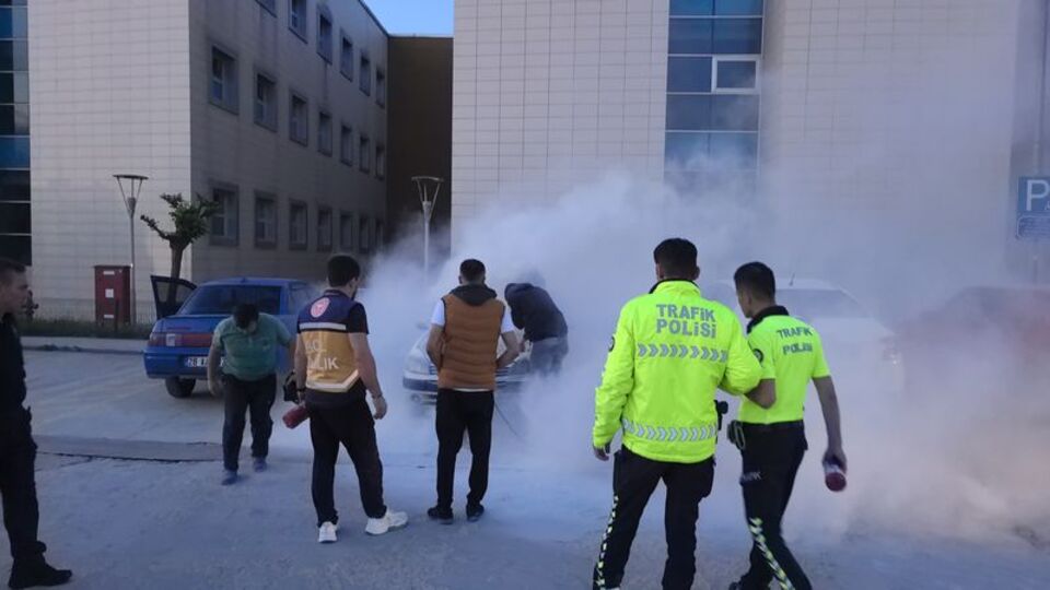 Hastane otoparkında araç yangını