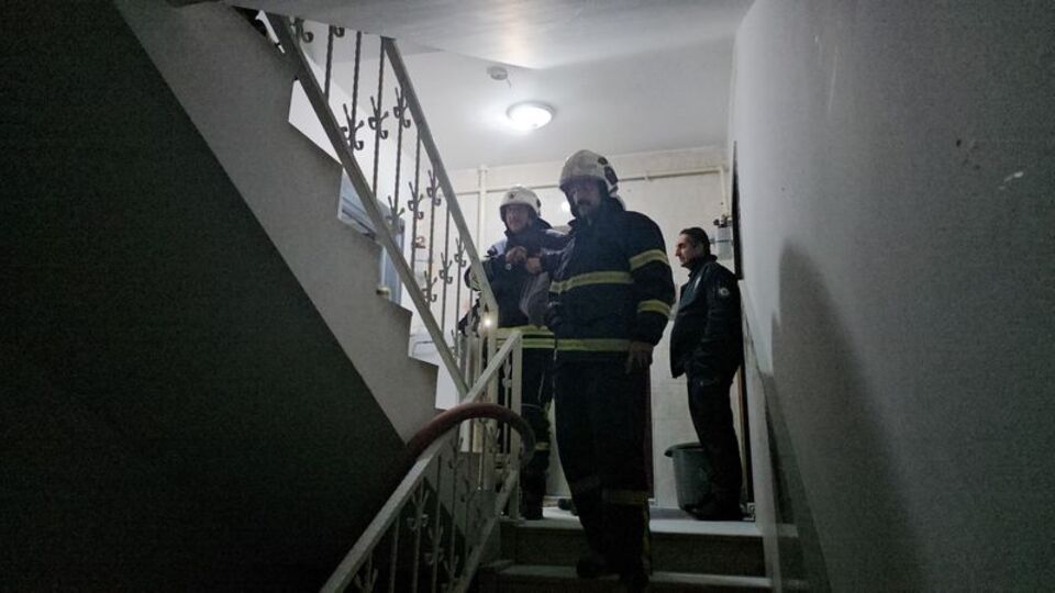 Yangına koşan polisler dumandan etkilendi!