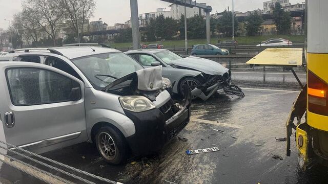İstanbul'da trafik kazasına bağlı olarak kaç saat trafikte geçiyor?