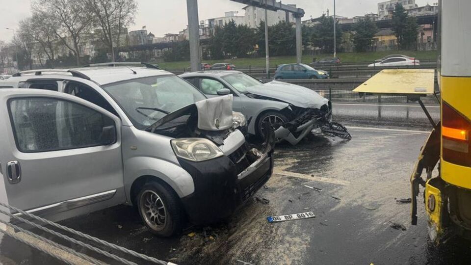 İstanbul'da trafik kazasına bağlı olarak kaç saat trafikte geçiyor?