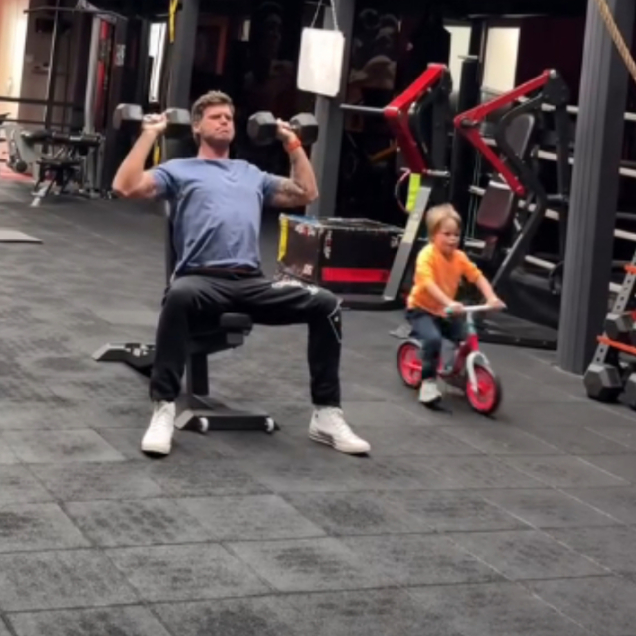 Kıvanç ve Kurt Efe, spor salonunda