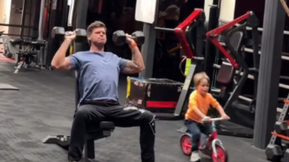 Kıvanç ve Kurt Efe, spor salonunda