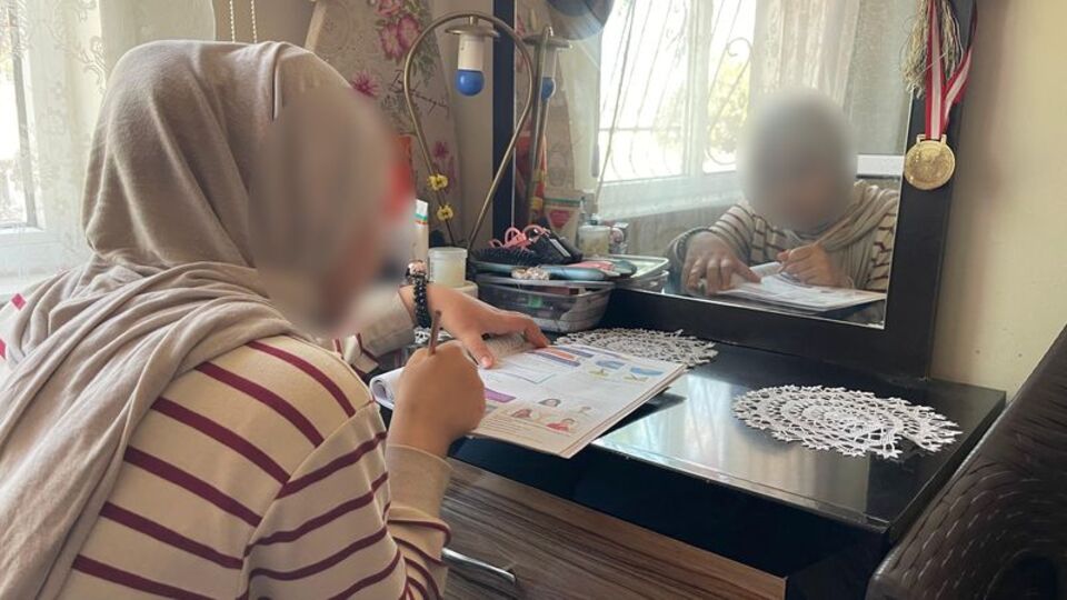 Başörtülü öğrenciye 'Karabaş' dedi, açığa alındı