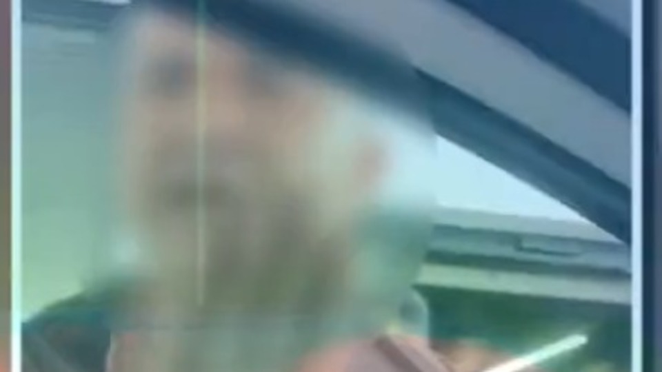 Taksici kadın sürücüye saldırdı!