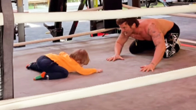 Oğluyla güreştiği anları paylaştı