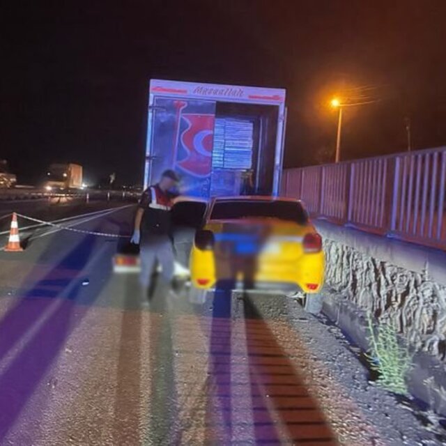 Ticari taksi, kamyonete çarptı: 1 ölü, 1 yaralı