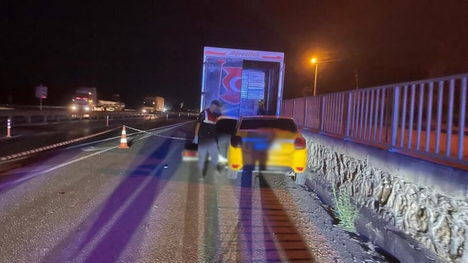 Ticari taksi, kamyonete çarptı: 1 ölü, 1 yaralı