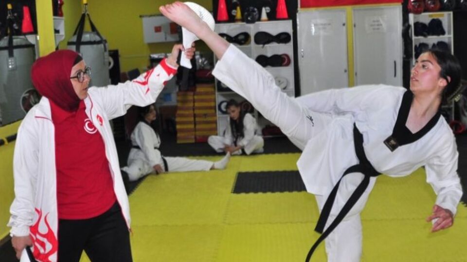 Kars'ta genç kızlar yakın savunma öğreniyor