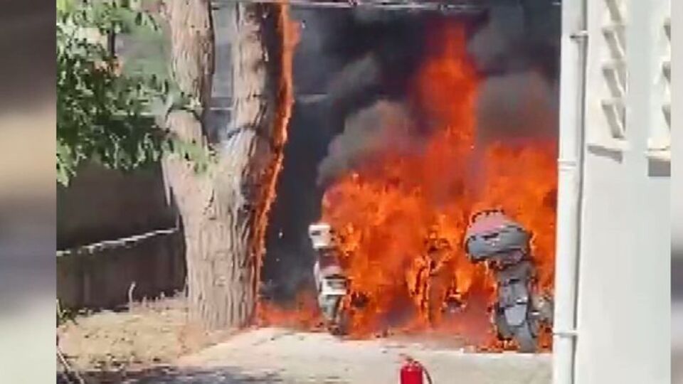 Park halindeki 6 motosiklet yandı