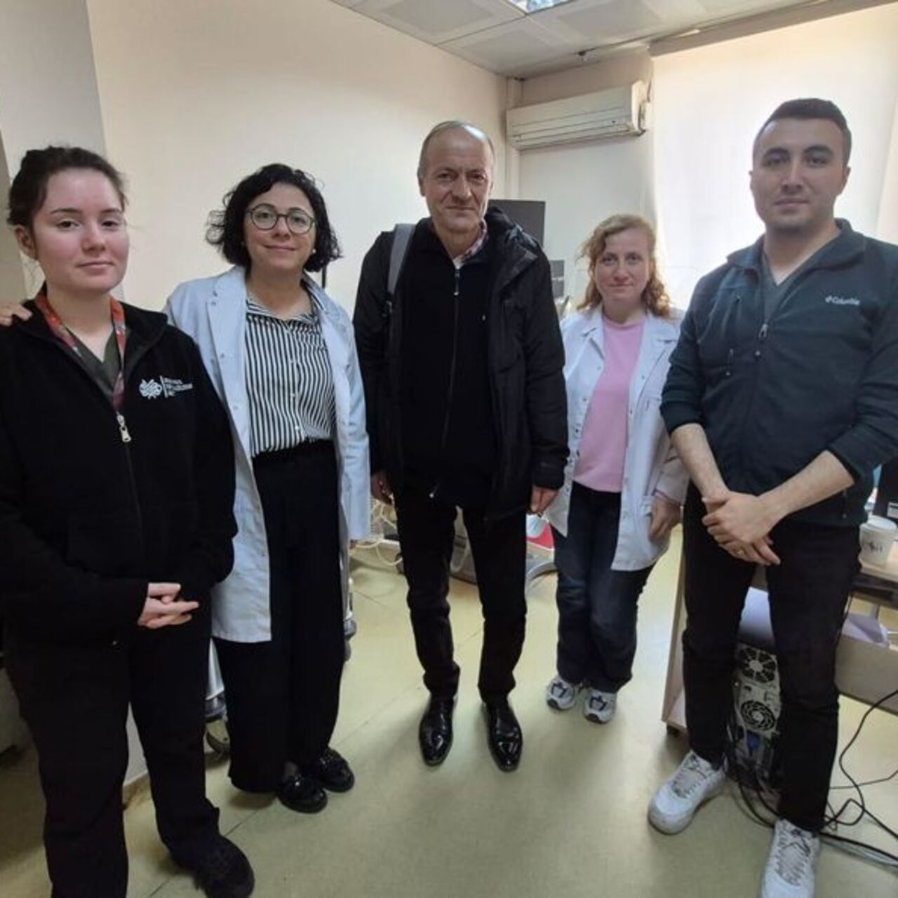 Kemiğe implante edilen cihazla yeniden duymaya başladı