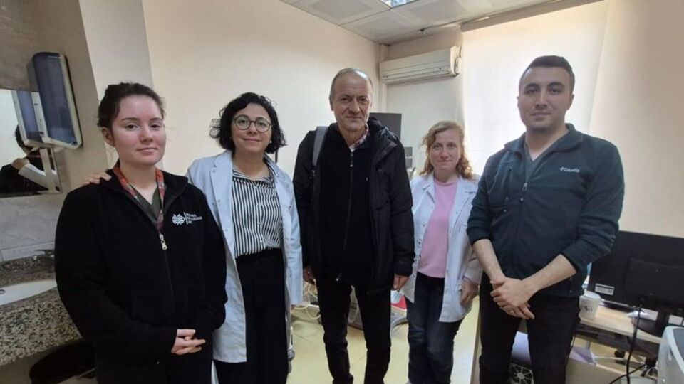 Kemiğe implante edilen cihazla yeniden duymaya başladı