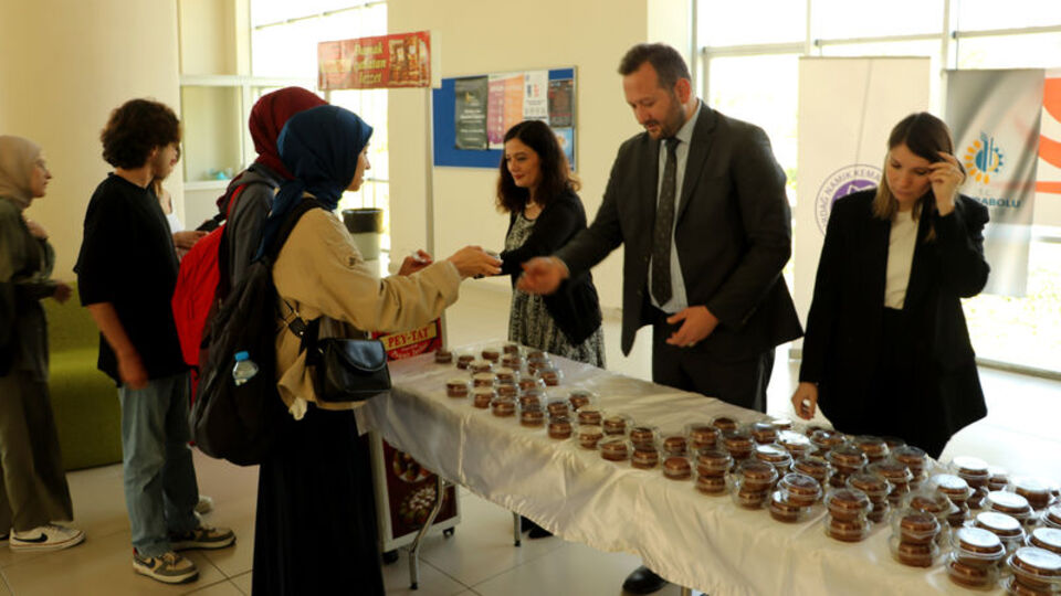 Tekirdağ'da öğrencilere Hayrabolu tatlısı dağıtıldı