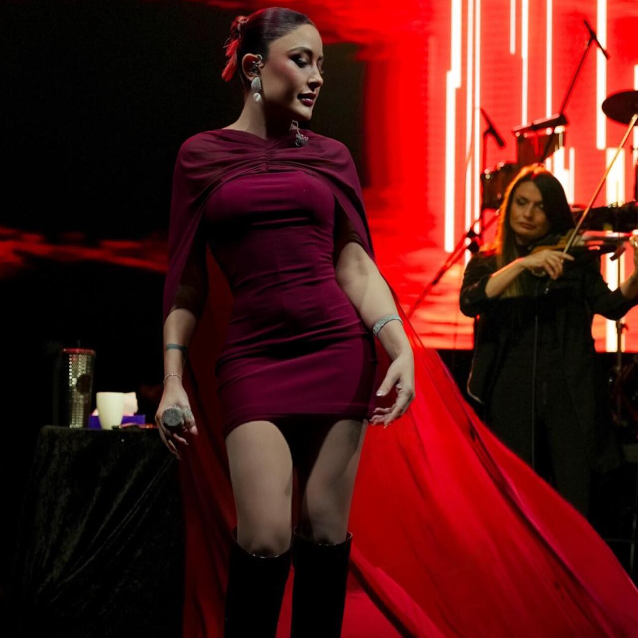 Depremzedeler için ücretsiz konser verdi
