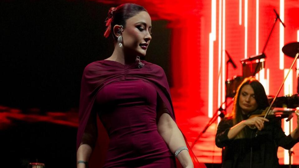 Depremzedeler için ücretsiz konser verdi