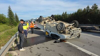 Otoyolda kamyonet takla attı: 3 yaralı