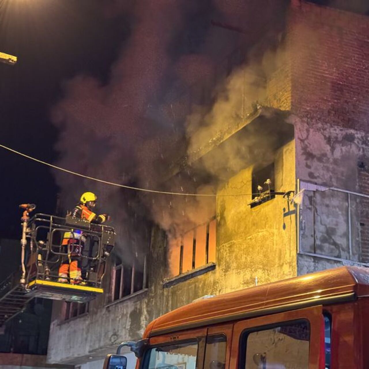 Balıkesir'de 3 katlı binada yangın: 1 ölü