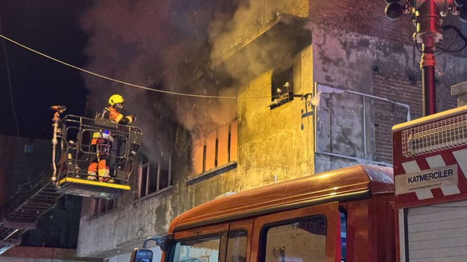 Balıkesir'de 3 katlı binada yangın: 1 ölü